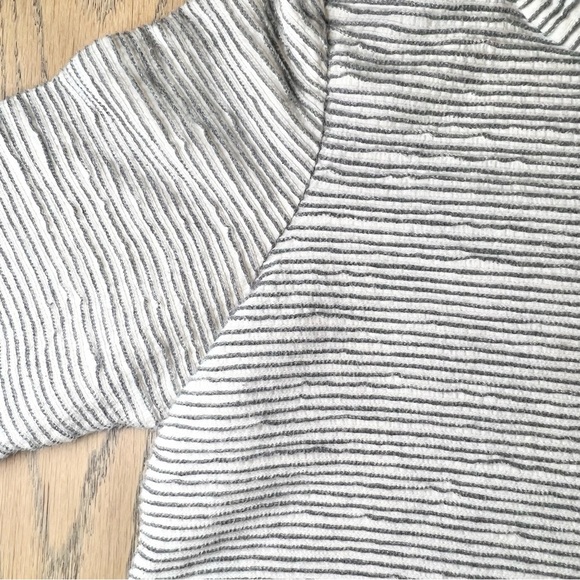 The North Face Women’s Textured Stripe Pullover with Front Pocket Size Medium - Picture 6 of 13